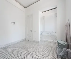 Wąska Łazienka Z Oknem Na Końcu